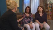 Als Jasmin und Sonja noch klein waren, starb ihre Mutter bei einem Autounfall. Ihr Vater Adolfo gab sie damals zur Adoption frei und ging zurück nach Italien. Nun wollen die Schwestern ihn wiedersehen und bitten Julia Leischik (l.) um Hilfe ...