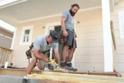 Die Handwerker haben alle Hände voll zu tun, um Karen und Minas Visionen der Renovierung umzusetzen ...
