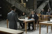 Ausgerechnet eine der Spiegeljuroren, Laurel Guthrie (Christina Jackson, 2.v.l.), die Frau eines Mannes, den Danny während ihrer Zeit beim FBI wegen Totschlags hinter Gitter gebracht hat, lässt in einem Büro der TAC eine Bombe hochgehen und nimmt Geiseln, um Bull (Michael Weatherly, M.) dazu zu zwingen, die Unschuld ihres Mannes zu beweisen.