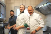 Sternekoch Frank Rosin (r.) ist heute in der kleinen Gemeinde Rothenstein zugange. In der "Gaststätte Helenenstein" wird dringend seine Hilfe gebraucht ...