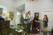 Die Renovierungskünstlerinnen Mina (l.) und Karen (r.) beweisen bei diesem Projekt viel Gespür für's Detail, was bei den potentiellen Käufern gut ankommt ...