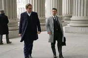 Bringen die Bank Brannigan Trust vor Gericht, die bei einem dubiosen Aktiengeschäft mehrere Kunden um ihr Erspartes betrogen hat: Bull (Michael Weatherly, l.) und Benny (Freddy Rodriguez, r.) ...