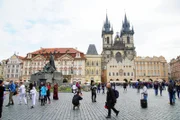 Auf dem historischen Altstädter Ring in Prag befinden sich das Jan-Hus-Denkmal und die gotische Kirche Jungfrau Maria vor dem Teyn (Chrám Panny Marie před Týnem). Zahlreiche Touristen aus aller Welt bewundern seine Schönheit.