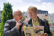 Mit Hilfe des wiedergefundenen Comics bringt Experte Thomas Thiel (Marcus Calvin, l.) Polizist Mohr (Max Müller, r.) auf eine heiße Spur.