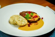 „Svíčková na smetaně“, ein traditionelles Gericht der böhmischen Küche, das aus Rinderfilet und Knödeln besteht, die mit einer reichhaltigen, würzigen Gemüsesauce überzogen sind. Es ist eine Spezialität im „Grand Cru“ in der Prager Altstadt.