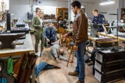 Pathologin Atay (Sevda Polat, l.) kann den Ermittlern Hansen (Igor Jeftić, 2.v.l.) und Kaya (Baran Hêvî, 2.v.r.) sowie Polizeihauptmeister Mohr (Max Müller, r.) bereits am Tatort sagen, dass das Opfer (Komparse, M.) mit einem Polsterpilz getötet wurde.