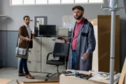 Controller Daniel Donato (Paul Brusa, l.) kann nicht fassen, dass Hausmeister Hannes Winkler (Steffen Wolf, r.) noch immer nicht mit dem Aufbau der neuen Schreibtische fertig ist.