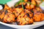Eines der Grundnahrungsmittel der indischen Küche ist Tandoori-Hühnchen, lange Hühnerspieße, mariniert in Joghurt, Zitronensaft und Gewürzen, und Chicken Tikka – die Spezialität des Hauses im „Tich“ in Toronto.