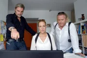 "Soko Donau", "Stiller Abgang." Anhand einer Videoaufzeichnung glauben unsere Leute schnell zu wissen, was dem Besitzer eines Lokals an der Donau zugestoßen ist. Nachdem er zwei Autodiebe überrascht, wird er von diesen zusammengeschlagen, bevor sie flüchten. Zurück bleibt eine Blutlache und Spuren, die darauf hinweisen, dass er in die Donau geworfen wurde. Während Wohlfahrt versucht die Blutspuren der Täter herauszufiltern, um so die Diebe zu finden, stoßen unsere Leute auf einige Ungereimtheiten innerhalb der Familie. Die pubertierende Tochter erzählt von der Affäre der Mutter mit dem besten Freund ihres Vaters, der aber nichts davon ahnte. Die Ehefrau erzählt von Schulden, weiß aber angeblich nichts von der erst vor kurzem abgeschlosssenen Lebensversicherung. Und noch immer ist die Leiche nicht gefunden.Im Bild (v.li.): Stefan Jürgens (Carl Ribarski), Lilian Klebow (Penny Lanz), Gregor Seberg (Helmuth Nowak).
