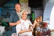 Jamie Oliver (l.)