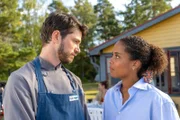 Elli (Pia Amofa-Antwi) und Benne (Josia Krug) entdecken im Internet gefälschte und geschäftsschädigende Bewertungen über den Familiengasthof der Lövgrens. Ellis Vater ist aber im Krankenhaus, also was ist zu tun?