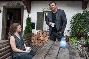 Lilli Gruber (Ronja Forcher) spürt, dass ihren Vater Martin (Hans Sigl) die Sache mit Rike beschäftigt.