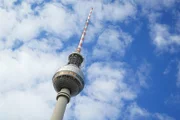 Der berühmte Fernsehturm am Alexanderplatz in Berlin, Deutschland.