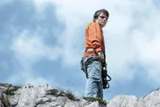 Lukas Jäger (Anton Andreew) sieht Martin Gruber noch einmal an, bevor er geht.