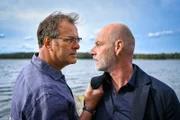 Ellis Vater Karl (Joachim Raaf, l.) gerät mit dem Unternehmer Viggo Berg (Simon Licht, r.) aneinander. Keiner ahnt, was sich hinter diesem Streit verbirgt.
