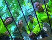 Wer schreit um Hilfe aus dem tiefen Schacht? Von links: Nigel (Steve Valentine), Lily (Kathryn Hahn), Bug (Ravi Kapoor) und Garret (Miguel Ferrer) lauschen.