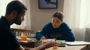 Nico (Nicolas Fethi Türksever) sucht bei Lena (Lena Meckel) nach Rat.