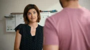 Die Nachbarin (Marie Nasemann) bittet Nico (Nicolas Fethi Türksever) um einem Gefallen.