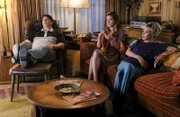 Sheldon eröffnet, dass er mehr als nur die Baptisten Religion seiner Mutter studieren will: George (Lance Barber, l.), Mary (Zoe Perry, M.) und Meemaw (Annie Potts, r.) ...