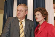 Friedrich (Wilhelm Manske, l.) macht Sophie (Gabrielle Scharnitzky, r.) den Vorwurf, dass sie diejenige sei, die verantwortungslos den Machtkampf zwischen David und Richard geschürt hat.
