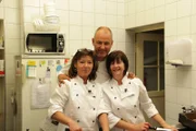 Einsatz in Schwaben: Frank Rosin (M.) wurde von Uschi Herrmann (l.) nach Esslingen gerufen, um das "Wulle Stüble" zu retten. Auch Küchenhilfe Radenka Damijanovic (r.) möchte alles dafür tun, dass es wieder aufwärts geht ...