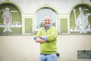 Sternekoch Frank Rosin vor dem "Landgasthof Schmid - Zum Spatzl" in Batzenhofen bei Augsburg. Das Restaurant braucht seine Hilfe dringend, denn Inhaber Sascha steht kurz vor dem Ruin ...