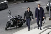 Bull (Michael Weatherly, r.) erkennt, dass Troy Dickerson hypnotisiert wurde, um seinen Vater zu erschlagen.
