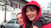 Was hasst Julia? Überraschungen! Was bekommt Julia heute? Eine Überraschung! Wer die Idee hatte und ob Komplizin Sophie damit ins Fettnäpfchen tritt? Hamburgerin Jey dagegen lernt Bayerns schönste Seiten kennen.