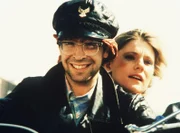 Murray Bozinsky (Thom Bray) hat sich unter die Motorrad-Rocker gemischt. Er soll die verschwundene Freundin eines Rockers finden.