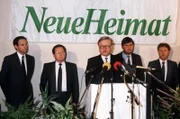Horst Schiesser (M), Berliner Brotfabrikant, bei einer Pressekonferenz am 2. Oktober 1986 in Hamburg. Der Unternehmer hatte im September 1986 190000 Wohnungen des gewerkschaftseigenen Wohnungsbaukonzerns "Neue Heimat" für den symbolischen Preis von einer Mark gekauft. (l-r) M. Knöffel, G. Wurche, H. Schiesser, J. Havenstein, H. Lahmann.