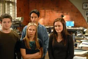 Rory (Alexis Bledel, r.) und ihre Kollegen von der Yale Daily News A.K. (Adam Hendershott, l.), Paris (Liza Weil, 2.v.l.) und Raj (Danny Pudi, 2.v.r.) werden überraschend von Christopher zum Abendessen eingeladen ...