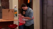 Carly Shay (Miranda Cosgrove) und Spencer Shay (Jerry Trainor) stehen zusammen.