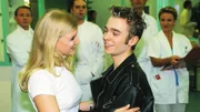 Peter spannt vor der gesamten Belegschaft Schmidt Tanja aus. v.l.: Dr. Brummel (Roland Jankowsky), Tanja (Nicole Bonté), Dr. Pfund (Alexander Schottky), Dr. Schmidt (Walter Sittler), Peter (Eric Benz), Nikola (Mariele Millowitsch).