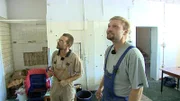 Marcel (li.) und sein bester Freund Mirko kaufen ein Haus und wollen es selbst renovieren