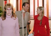 Als Lisa (Alexandra Neldel, l.) morgens im Büro erscheint, scheinen Hugo (Hubertus Regout, M.) und Sabrina (Nina-Friederike Gnädig, r.) über sie zu lachen ... (Dieses Foto von Alexandra Neldel darf nur in Zusammenhang mit der Berichterstattung über die Serie "Verliebt in Berlin" veröffentlicht und verbreitet werden.)