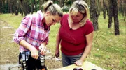 Eva Brenner (li.) und Daniela wollen für Nick eine Überraschung basteln
