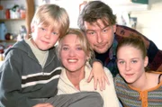 Die Familie Kruse: v.li.: Markus (Marius Theoblad), Rita (Gaby Köster), Horst (Frank Vockroth), Sandra (Yasmin Schwiers)