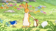 Der kleine Hase und die kleine Feldmaus finden beim Spielen auf der Wiese ein großes Ei. Es liegt aber nicht in einem Nest, sondern einfach allein und verlassen am Boden. Da kommt Blauvogel vorbei und bietet an, sich um das Ei zu kümmern.