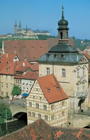 Altes Brauchtum begleitet von Franken bis ins Alpenland die Karwoche. Dazu zählt das "Fastenbier" im fränkischen Bamberg (im Bild), aber auch das "Osterfeuer", das die Buben im oberbayerischen Benediktbeuern in jedes Haus tragen.