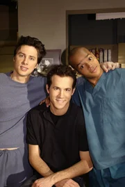 Spence (Ryan Reynolds, M.), ein alter College-Kumpel von J.D. (Zach Braff, l.) und Turk (Donald Faison, r) ist in der Stadt und sorgt für jede Menge Trubel ...