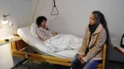Doris (l.), die Mutter von Simone Wegner, ist schwer krank. Angeblich ist sie rechtlich verpflichtet, für die Pflegeheimkosten aufzukommen, weil die Rente ihrer Mutter nicht ausreicht.
