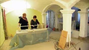 Seit ganzen vier Jahren baut Marions (re.) Gatte Peter das gemeinsame Schnäppchenhaus um. Doch in dem alten Gutshof im thüringischen Bielathal ist noch immer nichts fertig. Heute sucht sie die Hilfe ihrer Freundin Alex (li.)...