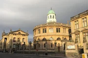 Die Bodleian Libary in der Abendsonne: Die Hauptbibliothek der Universität Oxford.