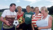 Trainer Benno (Willi Thomczyk) ist sauer: Die Mädels (v.re.: Karina Schiek, Antje Lewald, Natascha Hockwin, Petra Nadolny, Dana Golombek), bringen beim Fußballspiel nicht den nötigen Ernst auf!