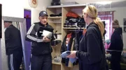 Elvis und Kathrin müssen den alten Kleiderschrank ausräumen..