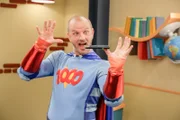 Magic Max beeindruckt die Kinder, indem er sein Handy nur auf seinem Daumen balancieren kann – ohne dass dieses runterfällt.