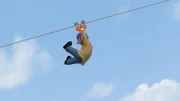 Trevor demonstriert den Pfadfindern, wie man eine Seilbahn benutzt.