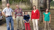 Mirko (li.) und Marcel (2.v.l.), dessen Frau Mauela und deren beide Kinder sehen sich ihre Immobilie an