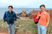 Moderatorin Anne Willmes (r) besucht mit dem Ornithologen Elmar Ballstaedt vom Verein Jordsand den Lummenfelsen, wo Tausende von Basstölpeln brüten.