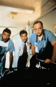 In der Nähe des Chicagoer Krankenhauses ist ein Gebäude eingestürzt. In der Notaufnahme sind Dr. Benton (Eric LaSalle, l.), Dr. Ross (George Clooney, M.) und Dr. Greene (Anthony Edwards, r.) ständig im Einsatz ...